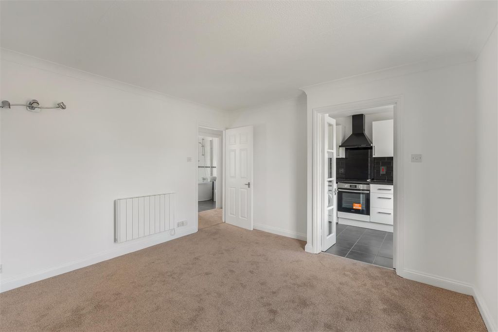 Property photo 2 of 13 19 Victoria Place, Banbury-12.Jpg
