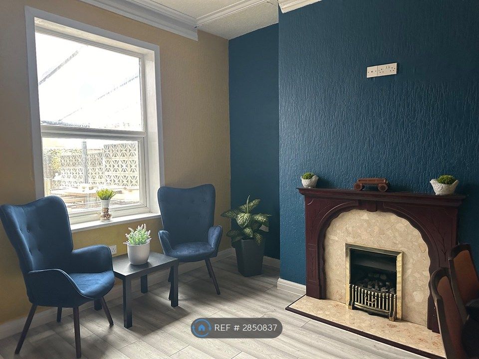 Property photo 1 of 8 Living Room