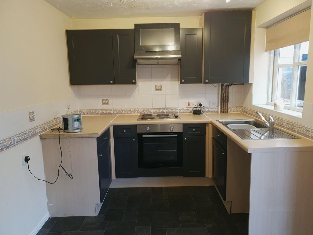 Property photo 2 of 11 Kitchen