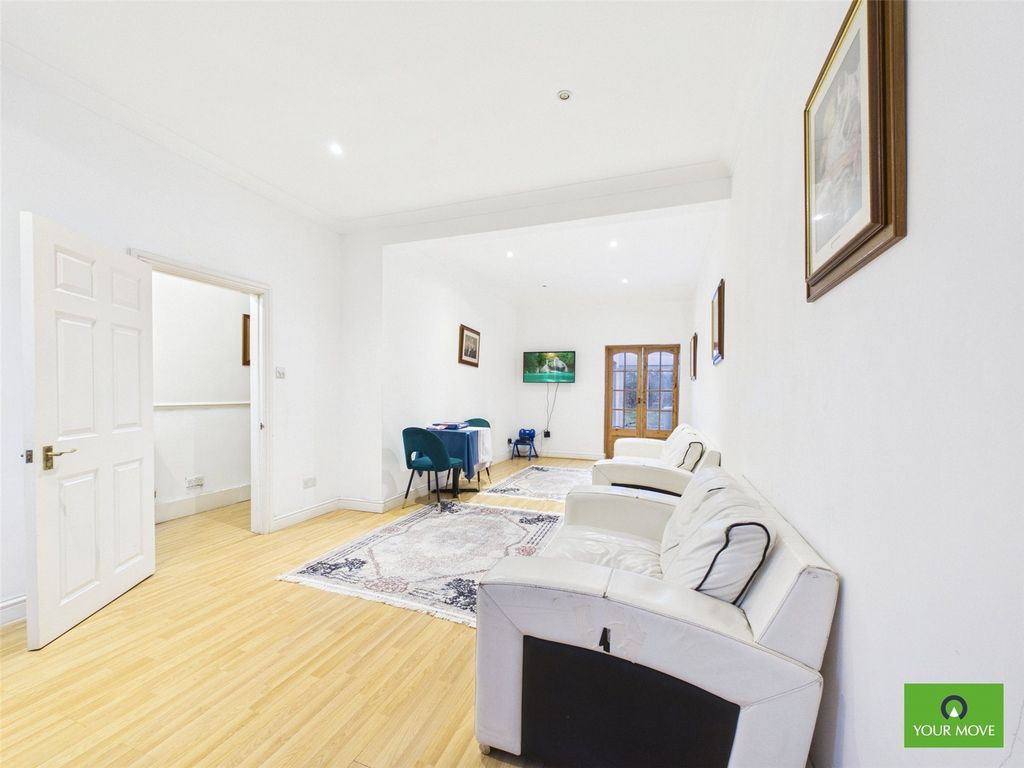 Property photo 2 of 22 Picture No. 17