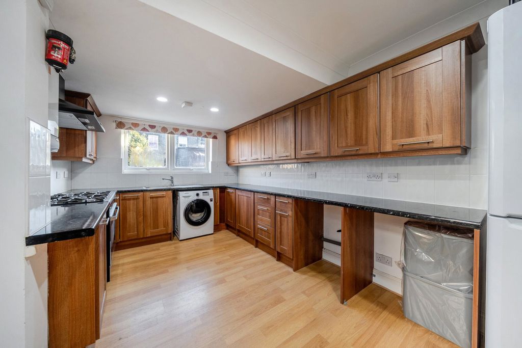 Property photo 2 of 16 1400307-5-696770A...