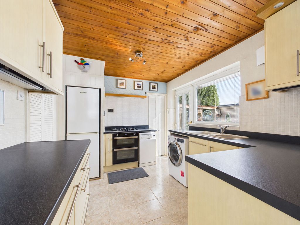 Property photo 3 of 19 Kitchen