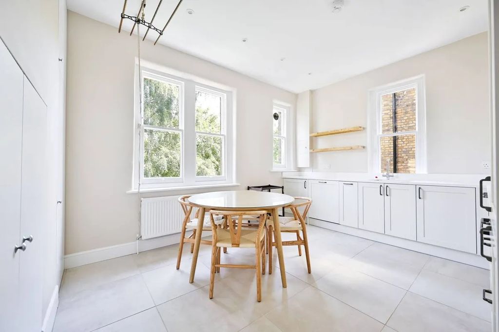 Property photo 3 of 12 Photo 5