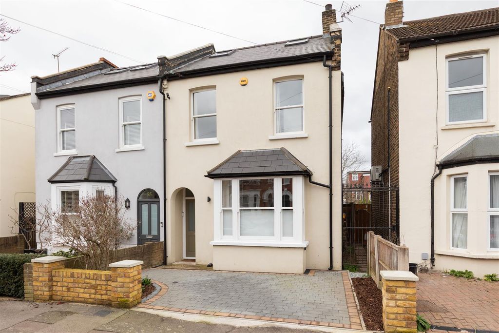 Property photo 1 of 57 Carnarvon Road, E18