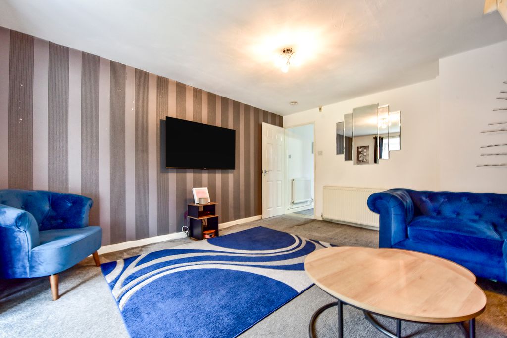 Property photo 3 of 17 Lounge
