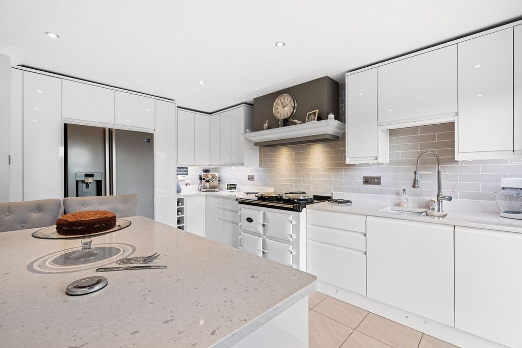 Property photo 2 of 32