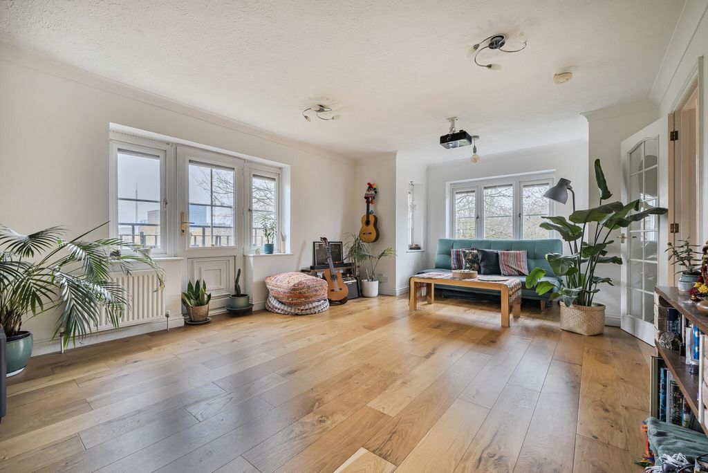 Property photo 3 of 14 1400695-14-697230...