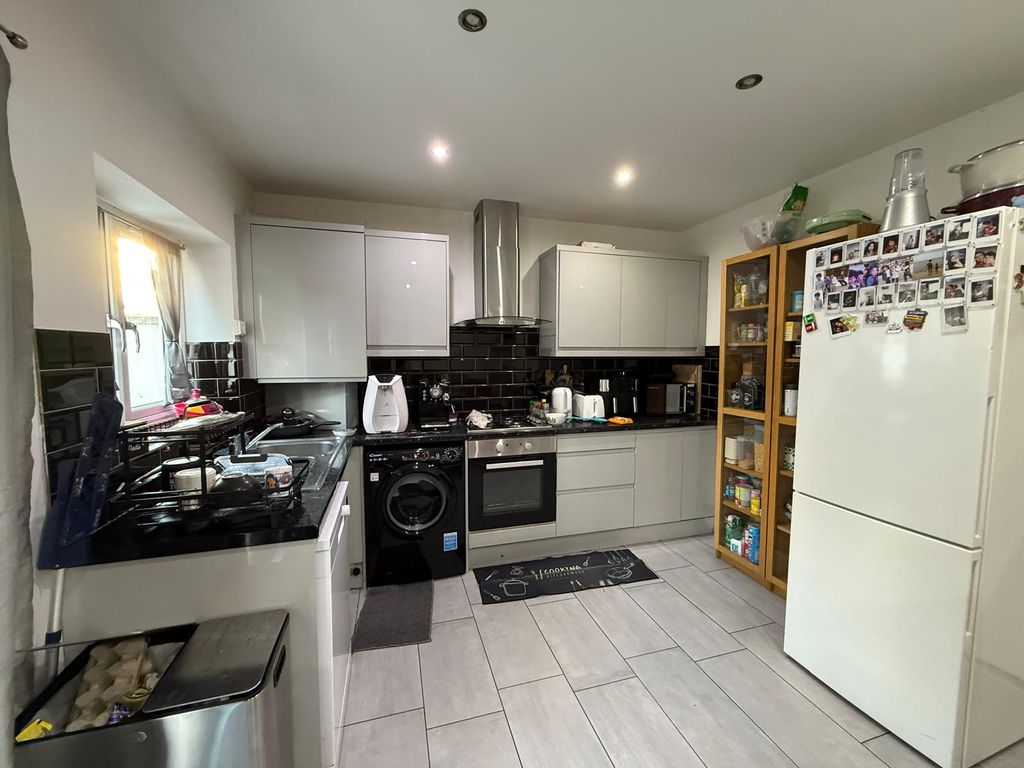 Property photo 1 of 14 Four Bedroom House Ideal For Working Families- £2800 Pcm