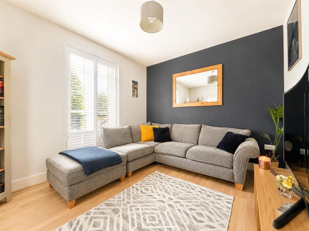 Property photo 1 of 10 Lounge