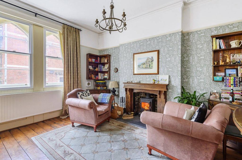 Property photo 2 of 32