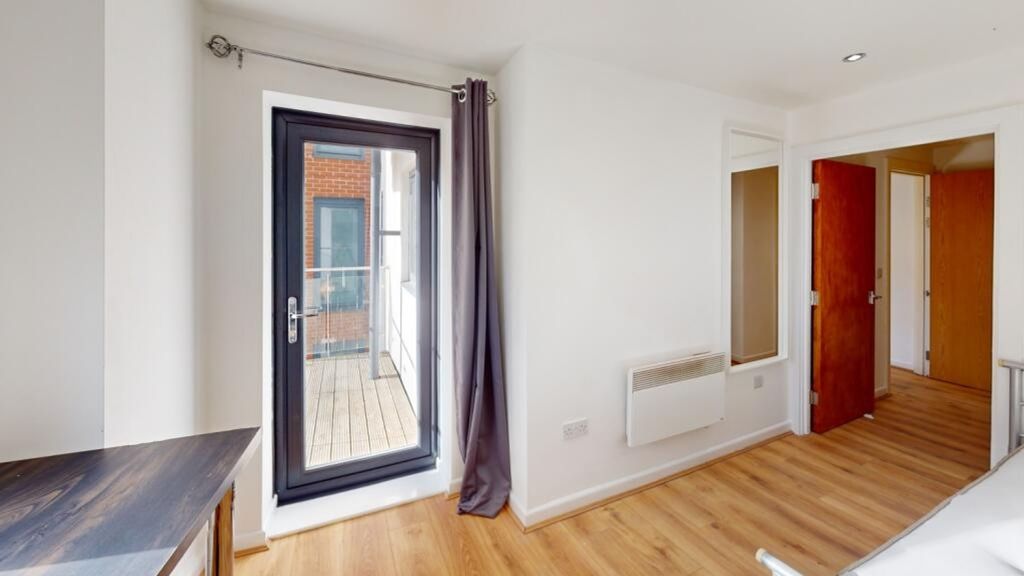 Property photo 1 of 11 A Spacious And Bright Large Double Bedroom Featuri...