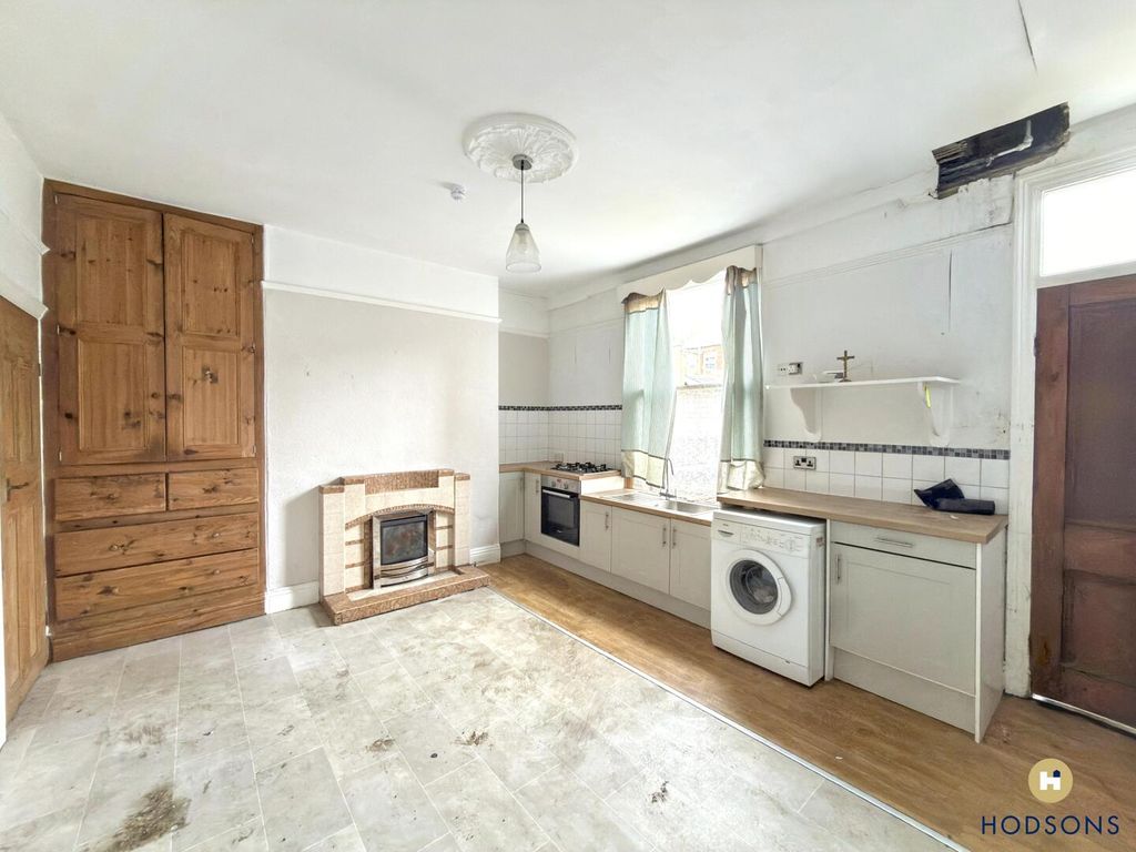 Property photo 3 of 9 Kitchen