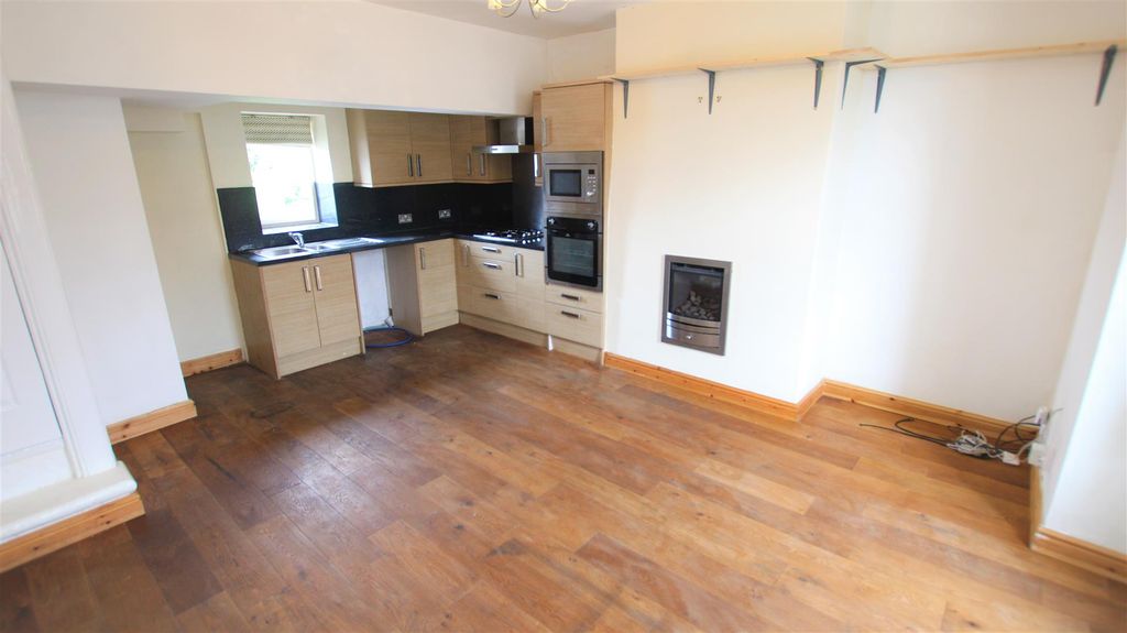 Property photo 2 of 12 Kitchen / Living