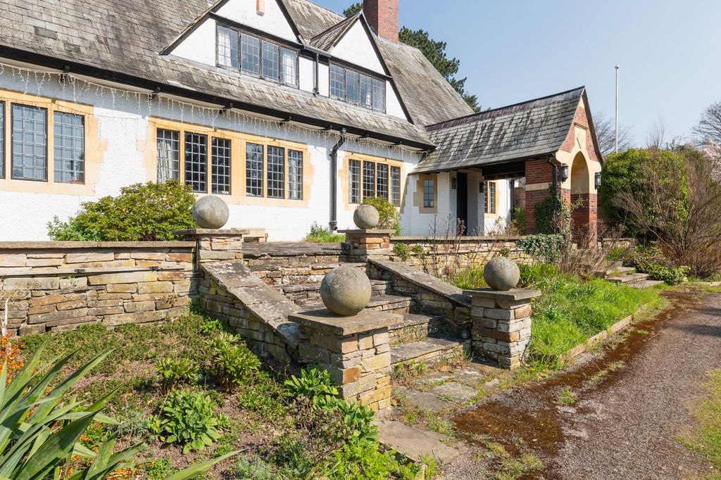 Property photo 2 of 40