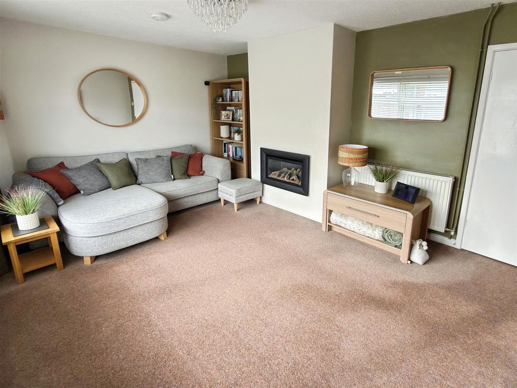 Property photo 2 of 18 Carlton Sq (5).Jpg