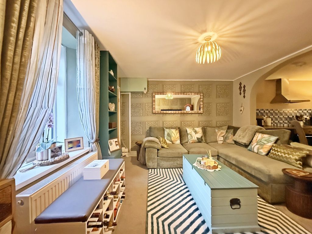 Property photo 2 of 16 Lounge