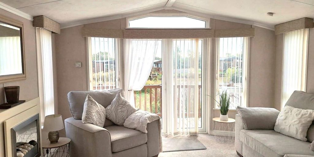 Property photo 3 of 20 Conservatory