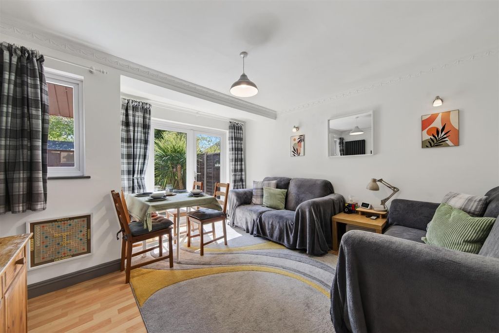 Property photo 3 of 27 25Claphamplweb12.Jpg