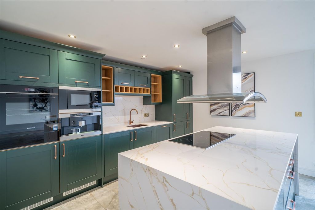 Property photo 2 of 25