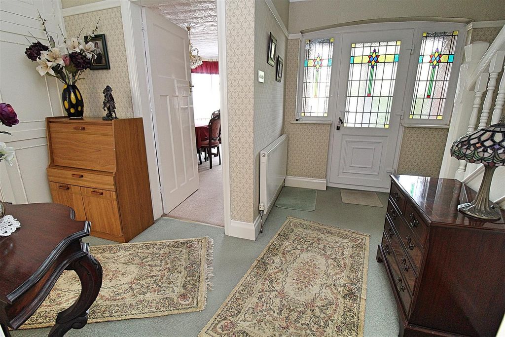 Property photo 3 of 20 Entrance Hallway