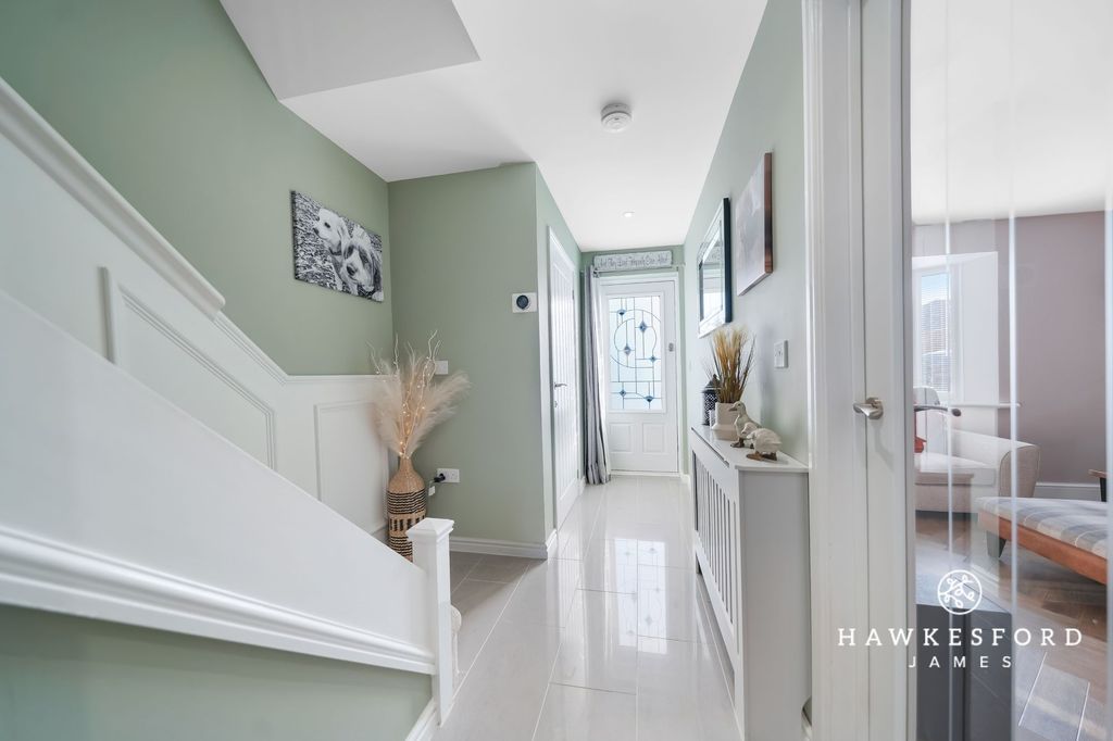 Property photo 2 of 18 Ringlet Grove, Iwade - Entrance Hallway