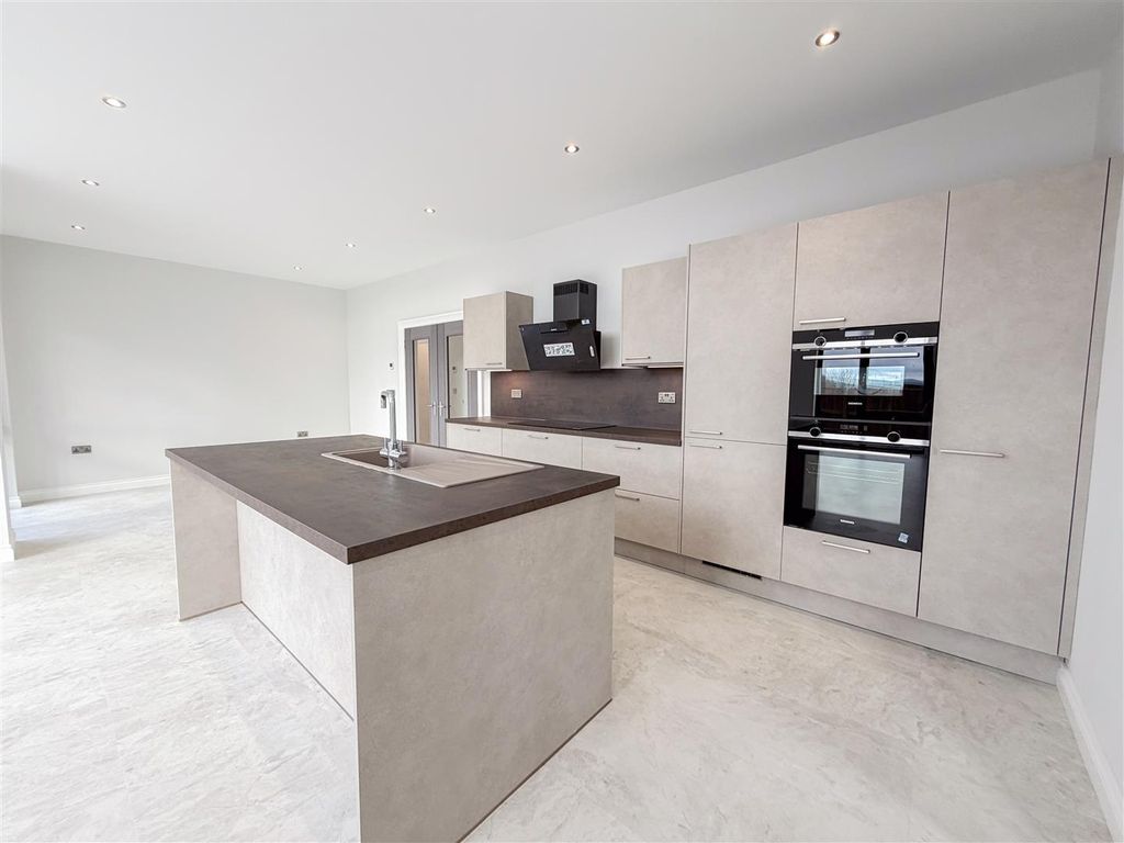 Property photo 3 of 30 Lounge/Kitchen/Dining