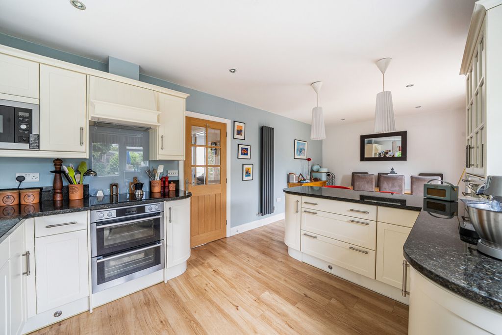 Property photo 2 of 22 1328303-8-687F917...