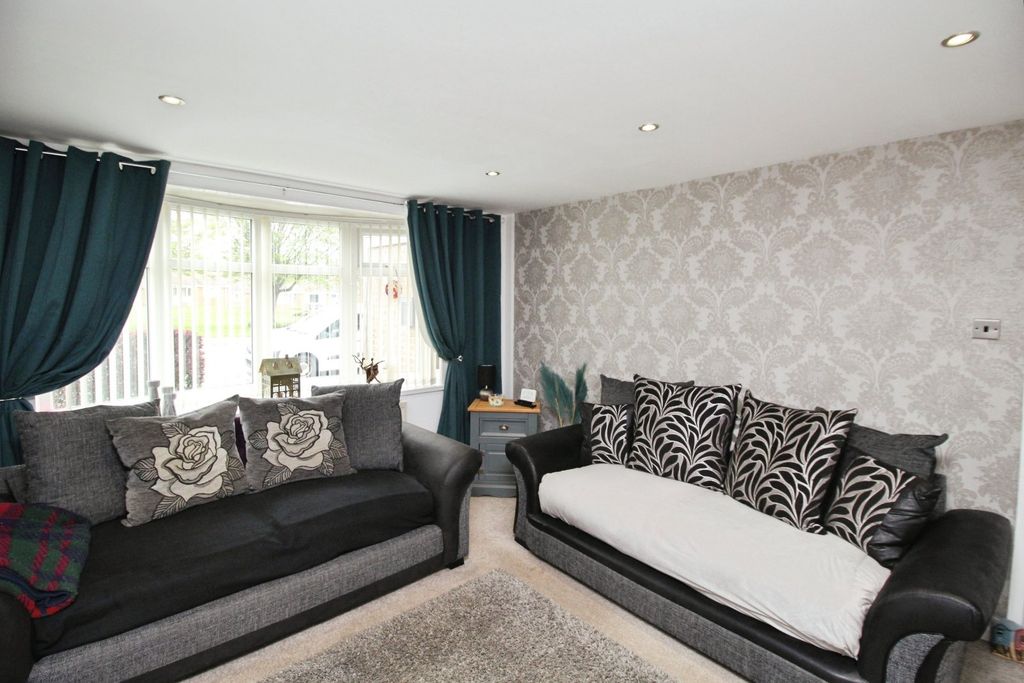 Property photo 3 of 19 Lounge