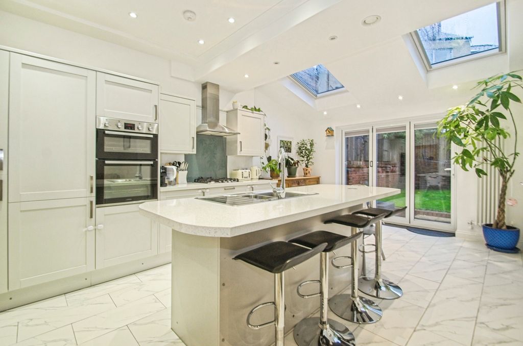 Property photo 3 of 19 Kitchen