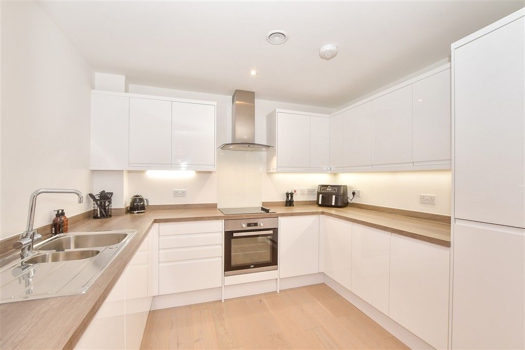 Property photo 3 of 10 Kitchen