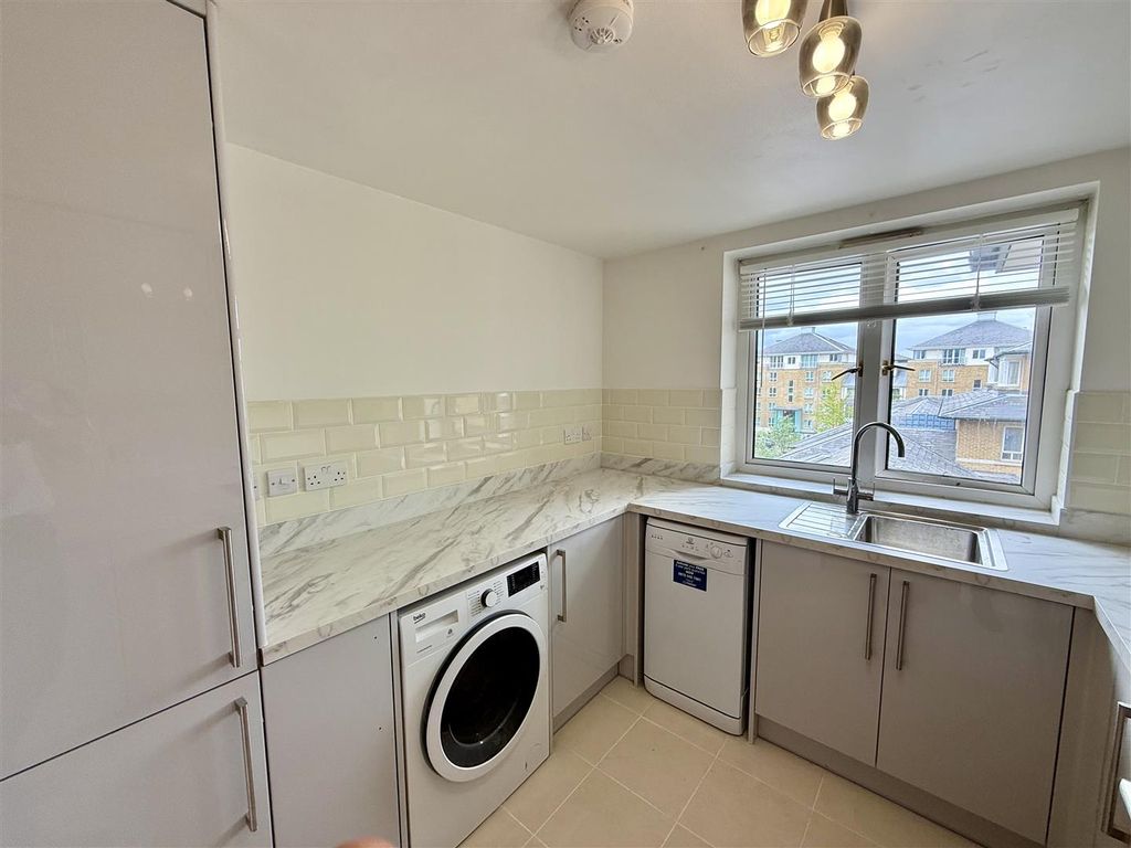 Property photo 3 of 11 Kitchen