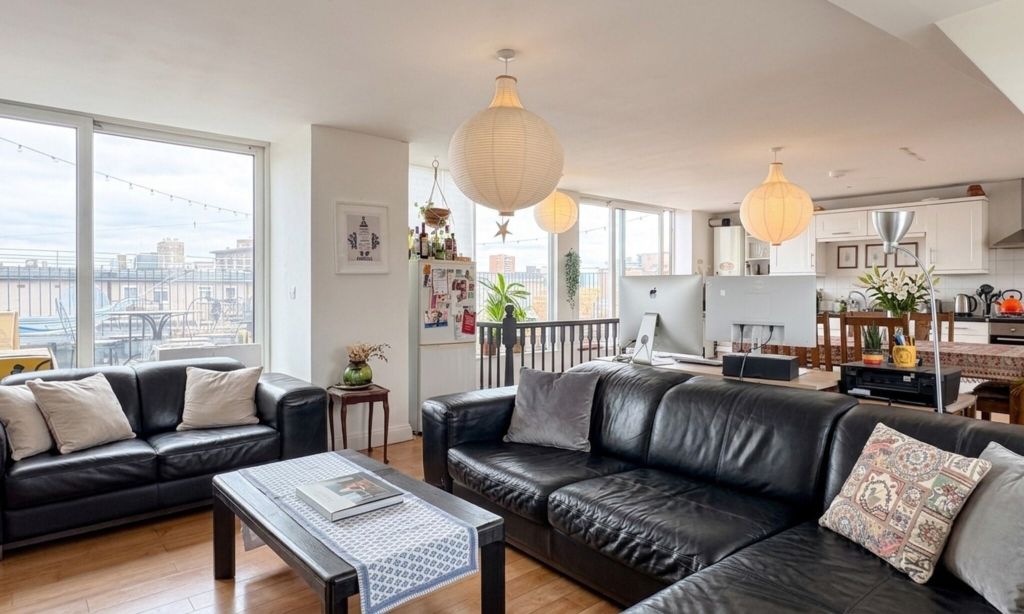 Property photo 1 of 22 Living Room