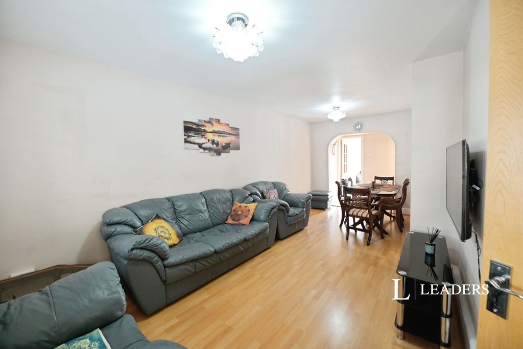 Property photo 3 of 10 Lounge