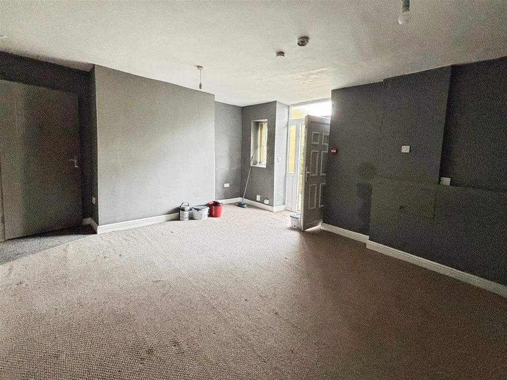 Property photo 3 of 17 Flat One