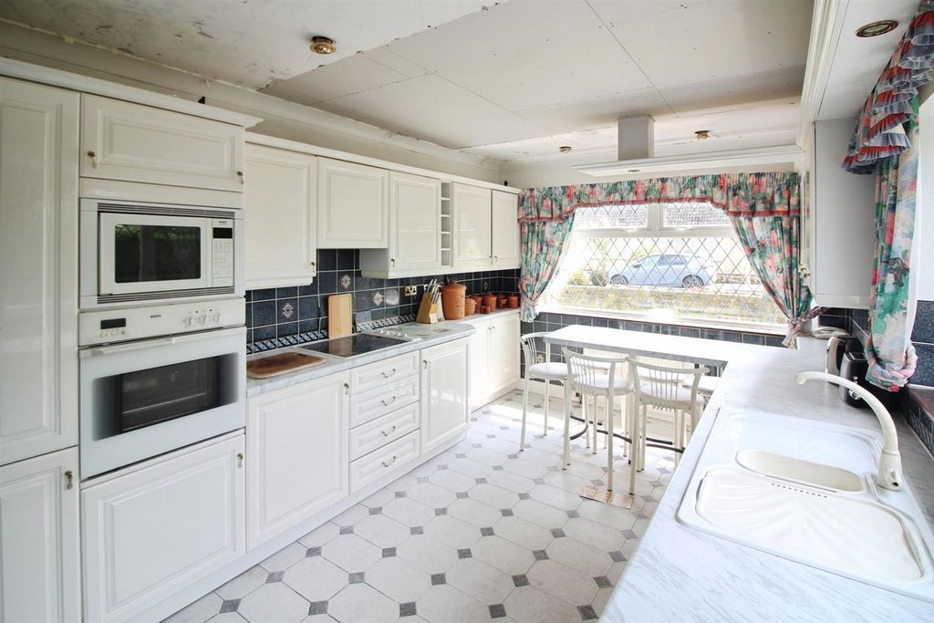 Property photo 3 of 13 Breakfast Kitchen