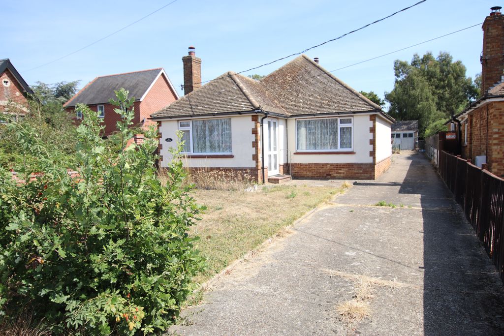 Property photo 1 of 17 London Road, Little Clacton