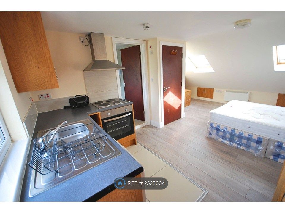 Property photo 3 of 5 Living &amp; Kitchen