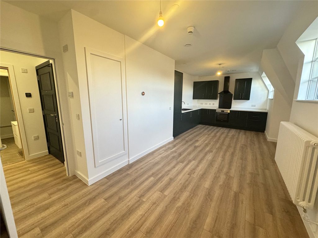 Property photo 2 of 8 Flat 401