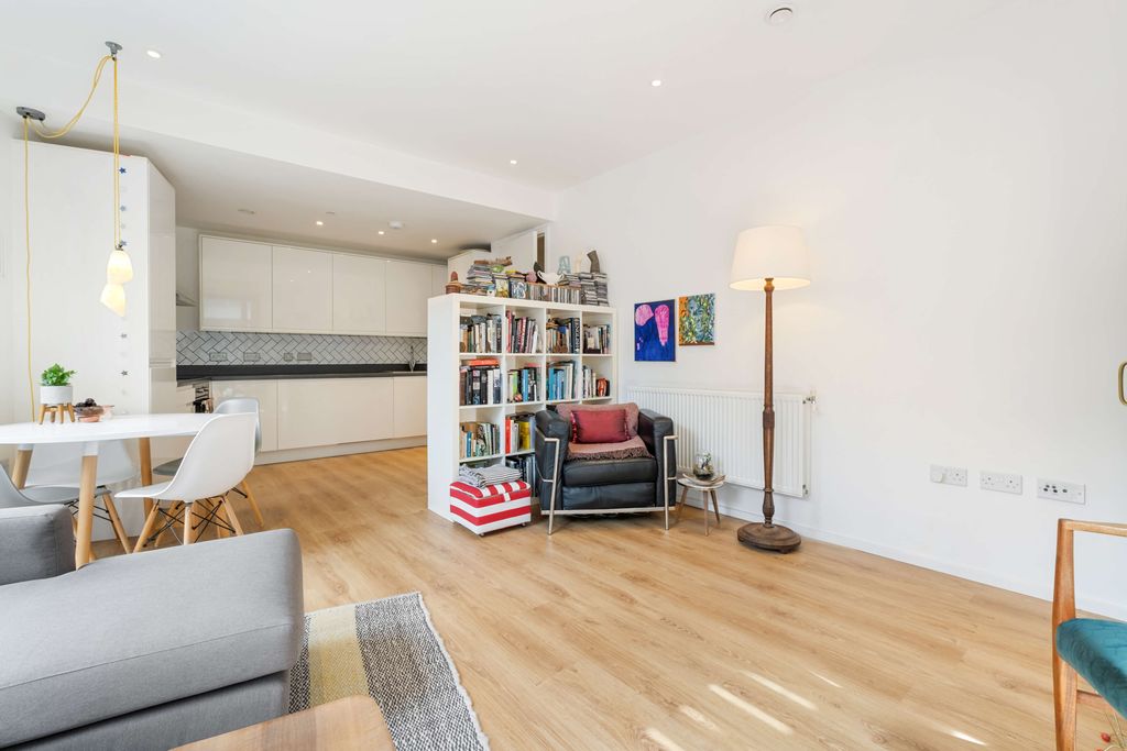 Property photo 2 of 12 Flat 72, Chancery Building Sw11 7As-10.Jpg
