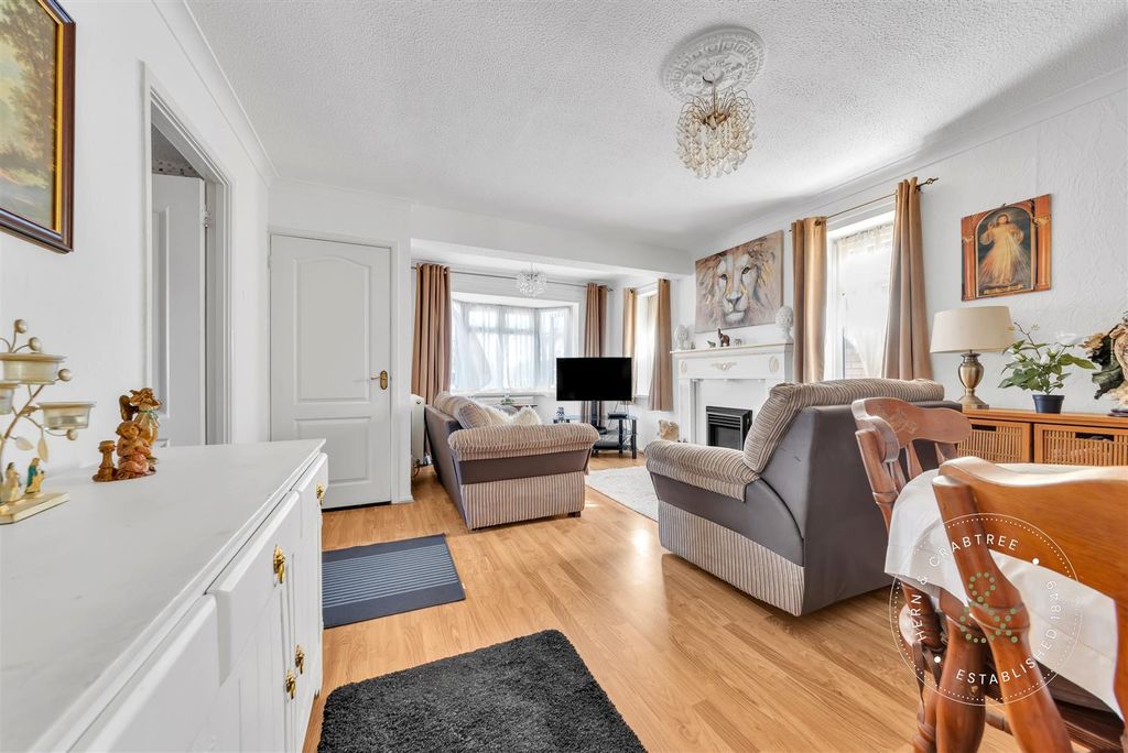 Property photo 2 of 19 Silver-Birch-Close-4.Jpg