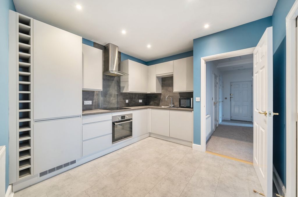 Property photo 2 of 18 1403248-11-696Fa2...