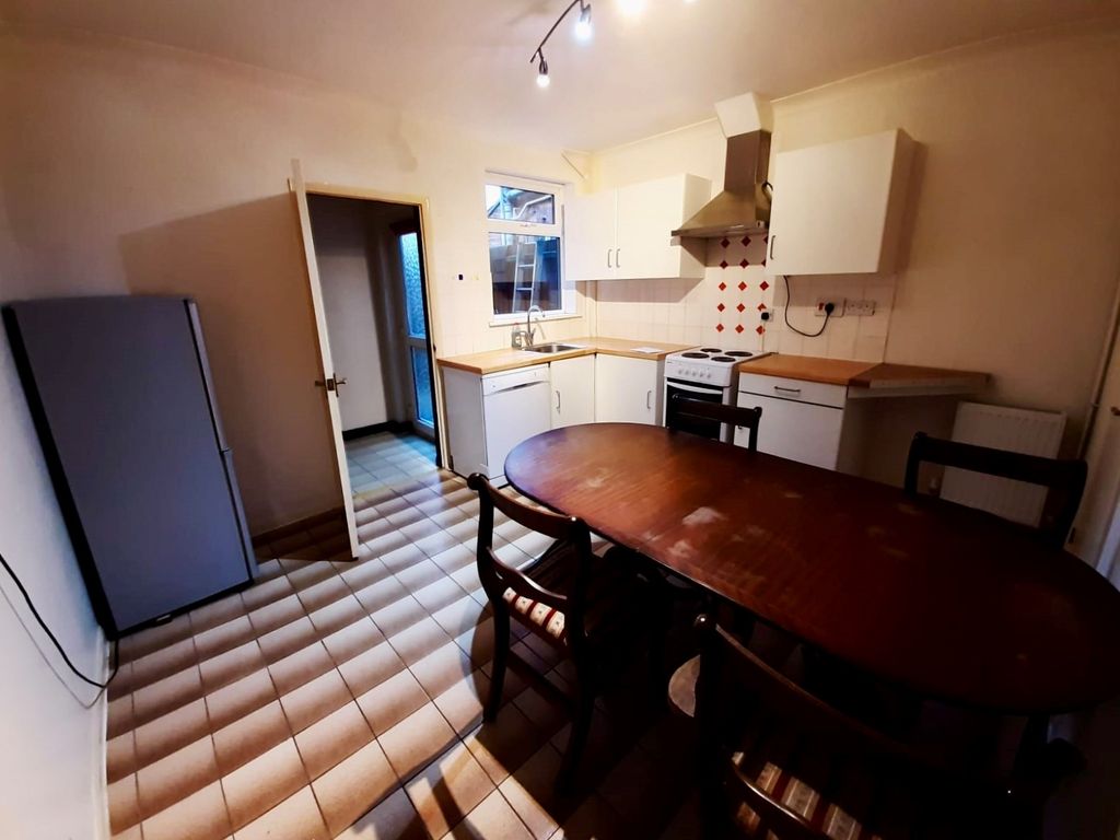 Property photo 3 of 10 Kitchen