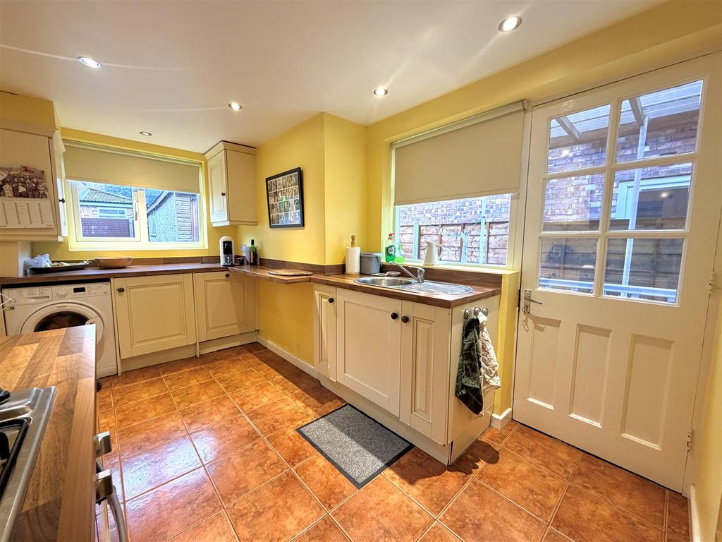 Property photo 3 of 27 Kitchen