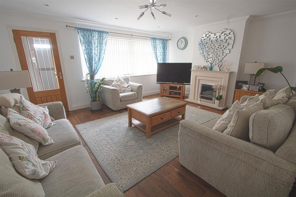 Property photo 2 of 10 Lounge.Jpg