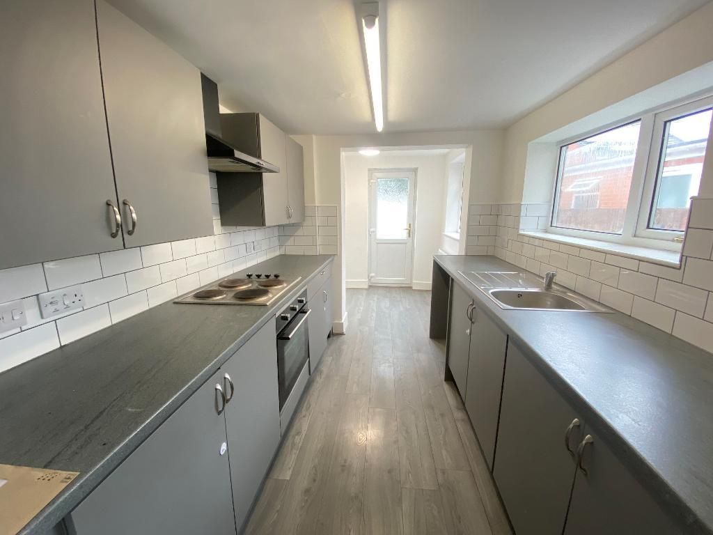 Property photo 2 of 10 Kitchen