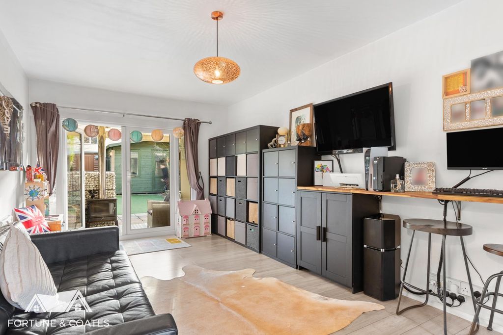 Property photo 3 of 23 Blackbushspring_16.Jpg