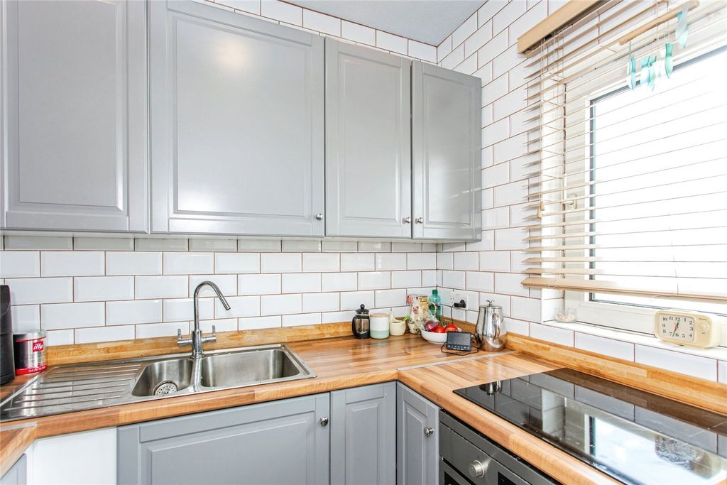 Property photo 3 of 11 Kitchen