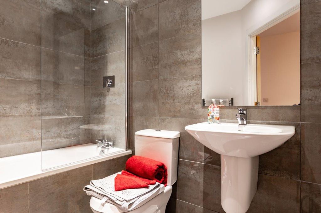 Property photo 3 of 7 6 Bathroom 2.Jpg