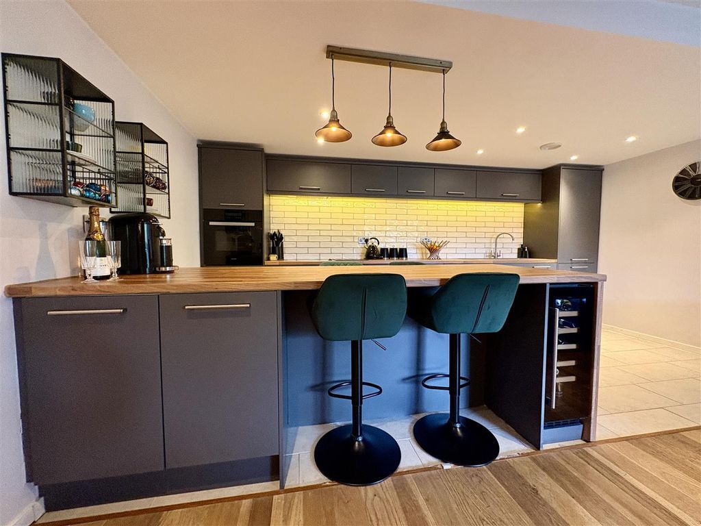 Property photo 3 of 28