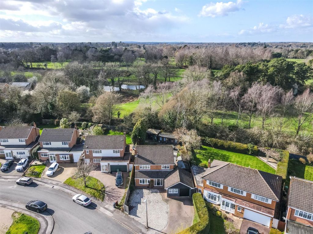 Property photo 1 of 18 11 Whiteslade Close_4.Jpg